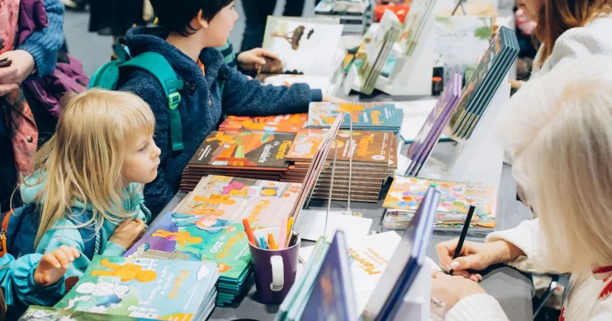 Rencontres, dédicaces et découvertes littéraires au Forum du Livre de Saint-Louis, le grand rendez-vous des passionnés de lecture.