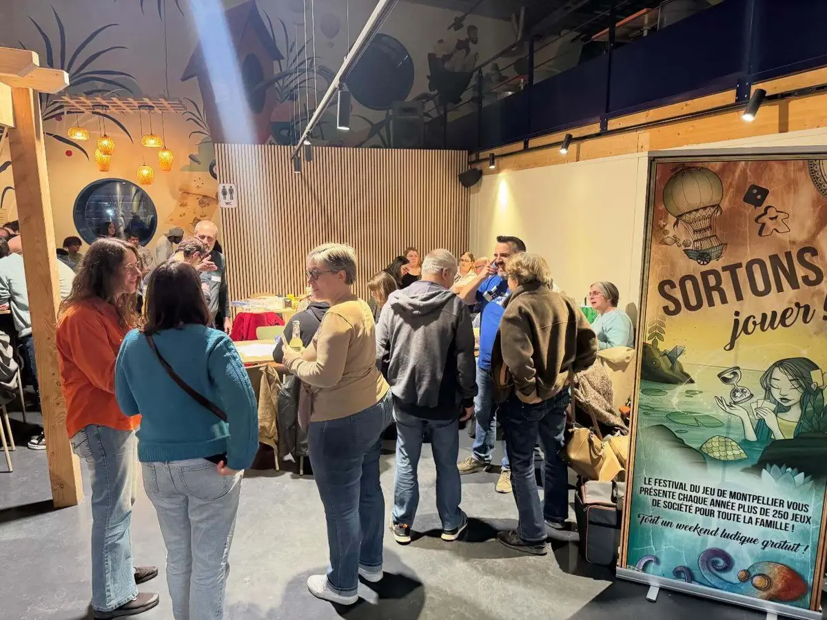 En dehors du salon, les bénévoles se préparent à accompagner, expliquer et jouer avec les 14.000 visiteurs ! 