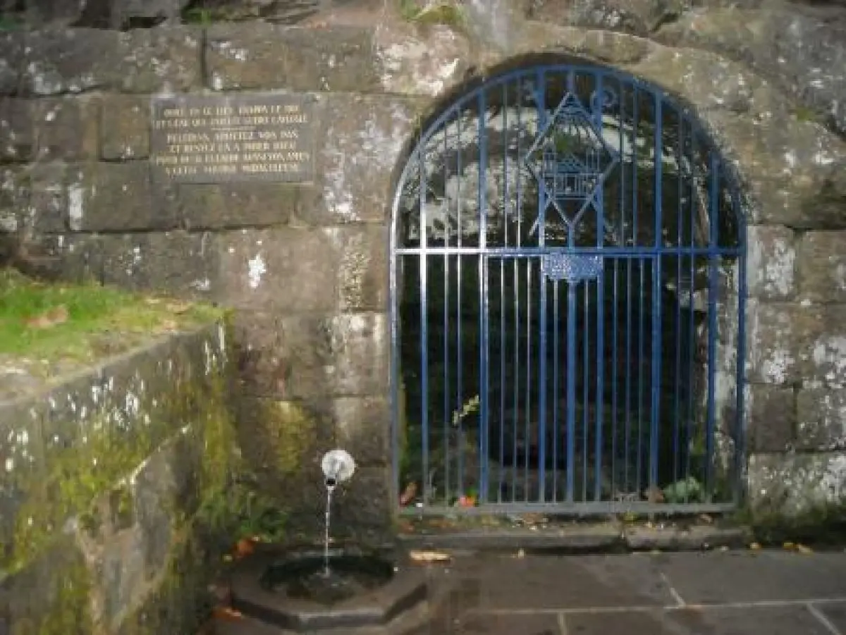 La source miraculeuse du Mont Ste Odile est discrète, même si très célèbre.