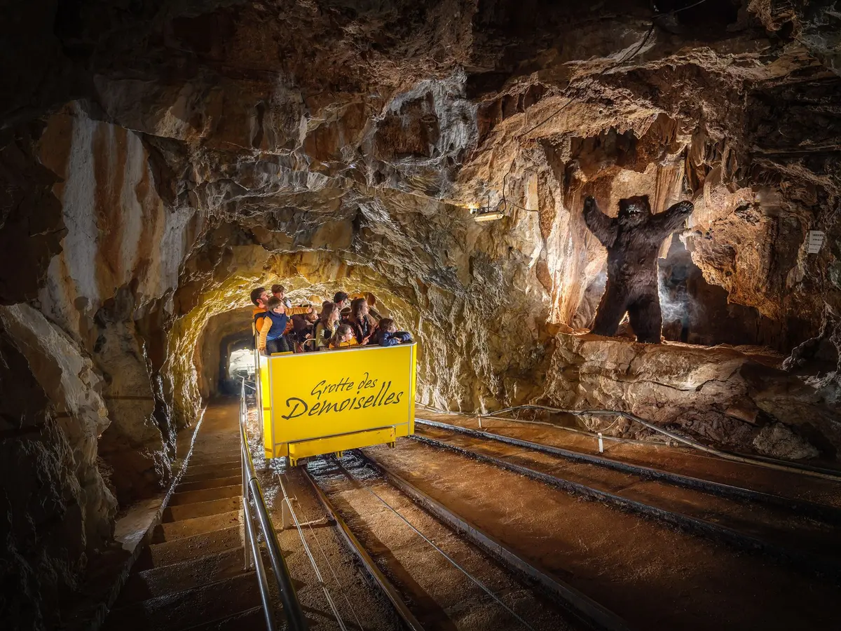Descente en funiculaire dans la Grotte des Demoiselles (H&eacute;rault)