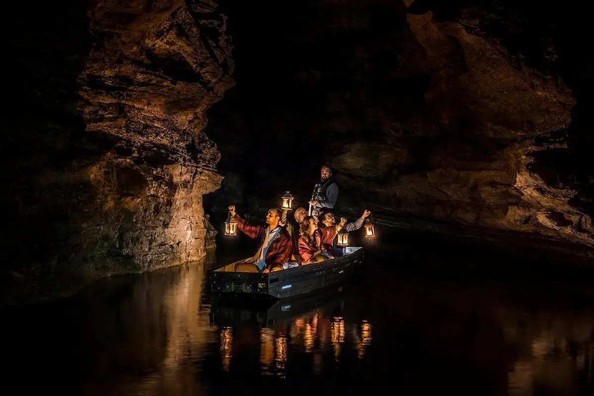 Balade en barque dans le Gouffre de Padirac