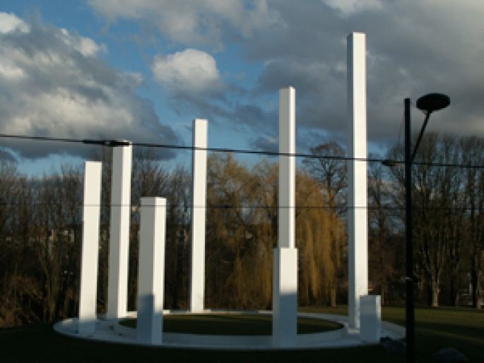Les colonnes de JP Raynaud se dressent fièrement et accueillent le visiteur dans Mulhouse