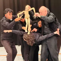 Spectacle au Bavardou : Théâtre Marionnette « Comme c’est étrange un nous », du collectif Looking for Rose
