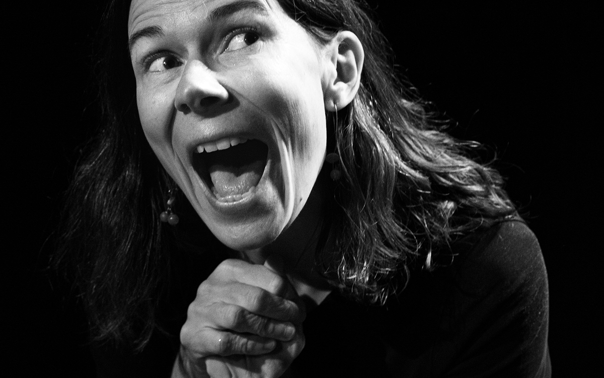 Spectacle Contes d'étoffes avec Cécile Leoen de la compagnie Wakibus