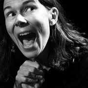 Spectacle Contes d'étoffes avec Cécile Leoen de la compagnie Wakibus