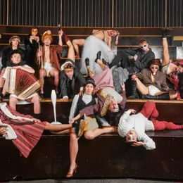 Spectacle De Cirque Avant Que ça Passe