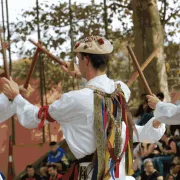 Spectacle de danse basque accompagné par le groupe de musique Korrontzi