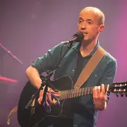 Spectacle musical : Frédéric Fromet se tient à carreaux