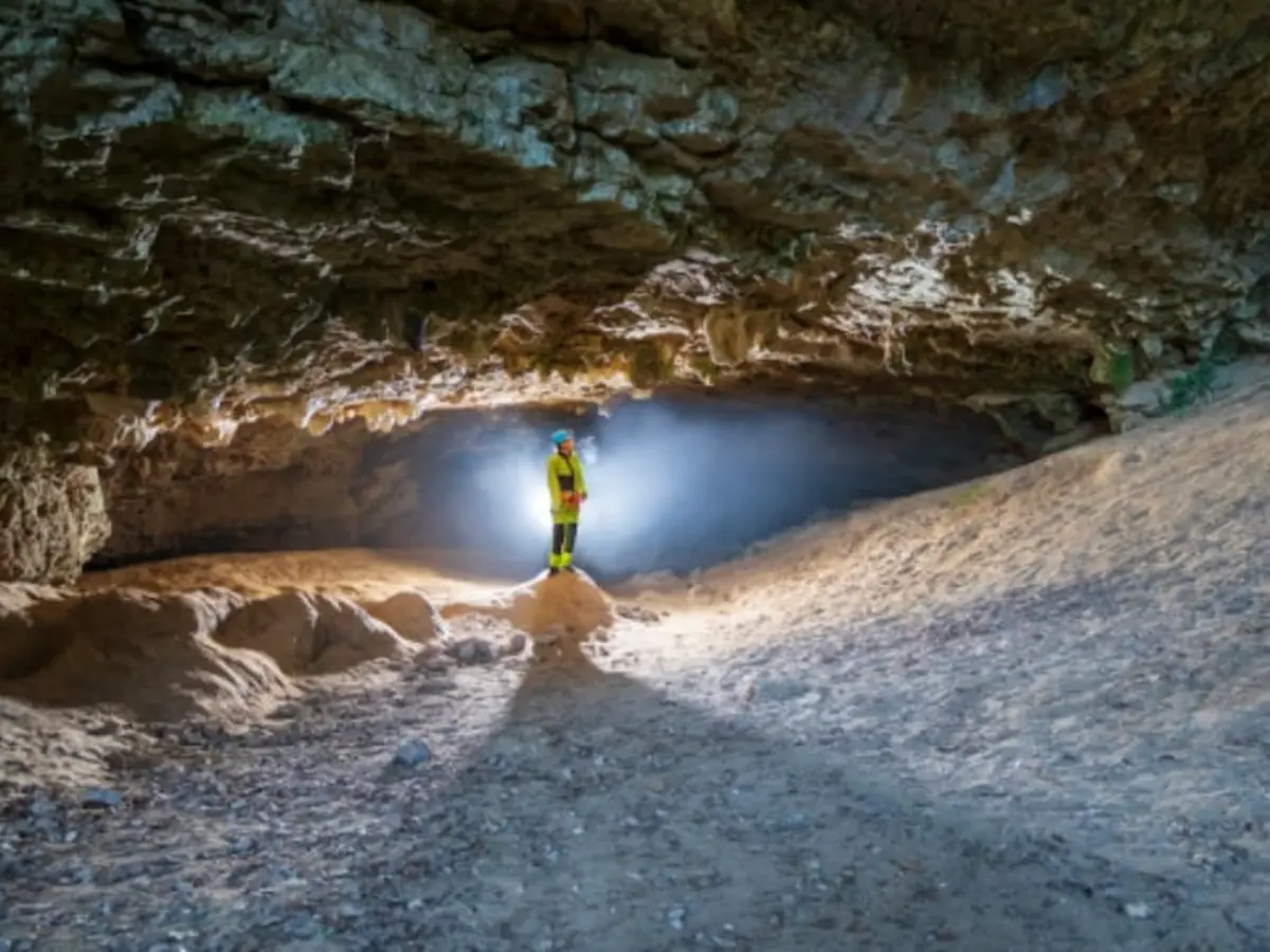 Spéléologie dans la Grotte Aven Cordier (07)