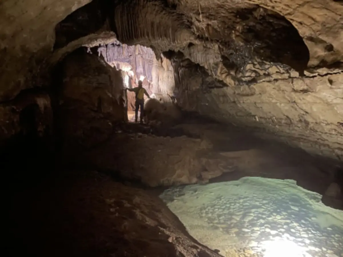 Spéléologie en famille dans la grotte de la Cocalière (07)