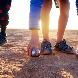 Sport en familles : Pétanque sur la plage