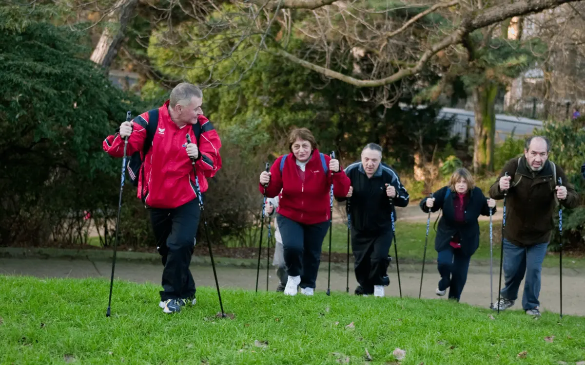 Sport seniors en plein air : Marche nordique au parc des Buttes Chaumont