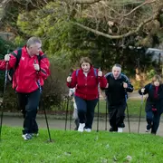 Sport seniors en plein air : Marche nordique au parc des Buttes Chaumont