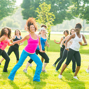 Sport seniors en plein air : Marche nordique, yoga et zumba par 13 POUR TOUS