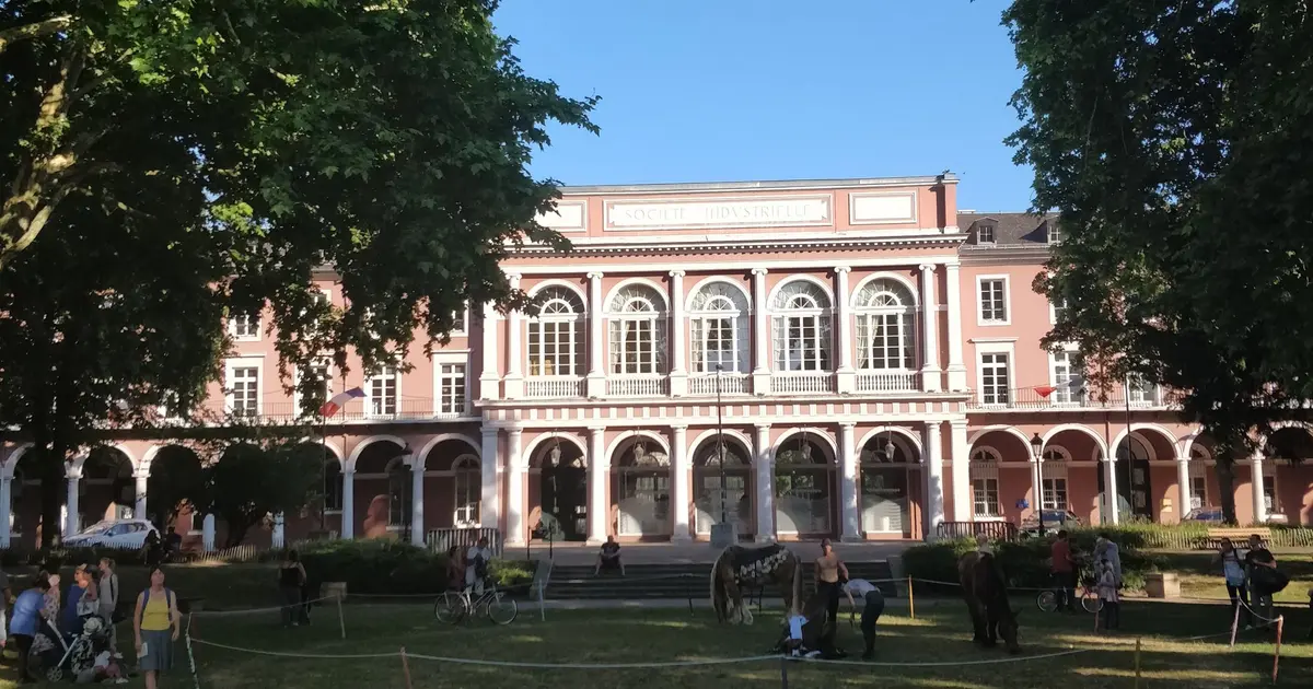 Le square de la bourse et le bâtiment de la SIM