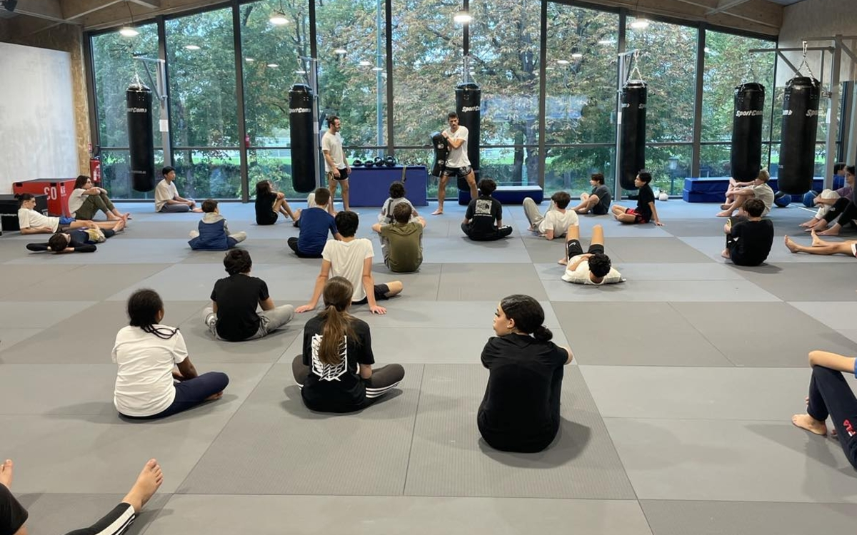 Cours jeune dans la salle de boxe du stade Suchet