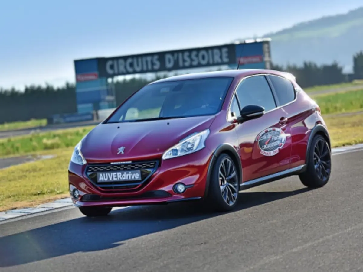 Stage de pilotage 208 GTI sur le Circuit d'Issoire (63)