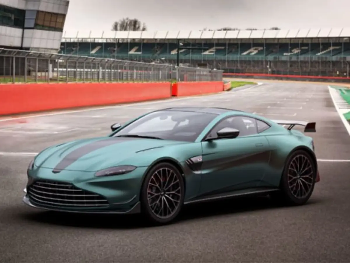 Stage de pilotage Aston Martin Vantage - Circuit d'Issoire (63)