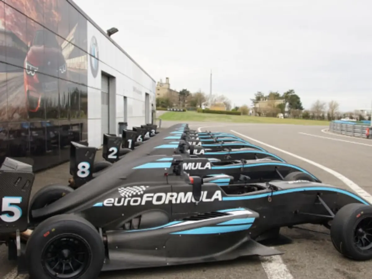 Stage de pilotage Découverte Formule Renault à Montgivray (36)