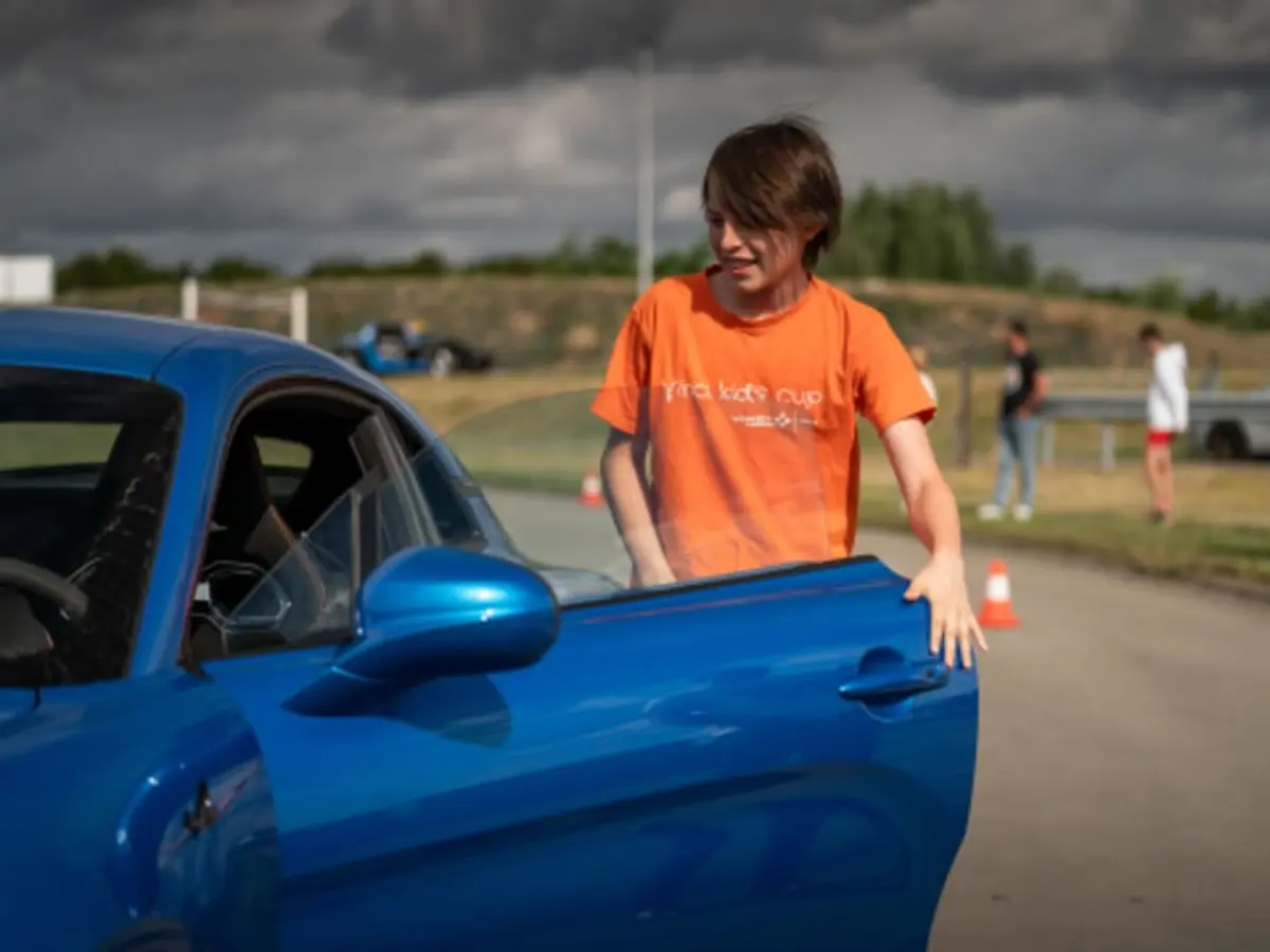Stage de Pilotage enfant en Alpine A110 à Lédenon (30)