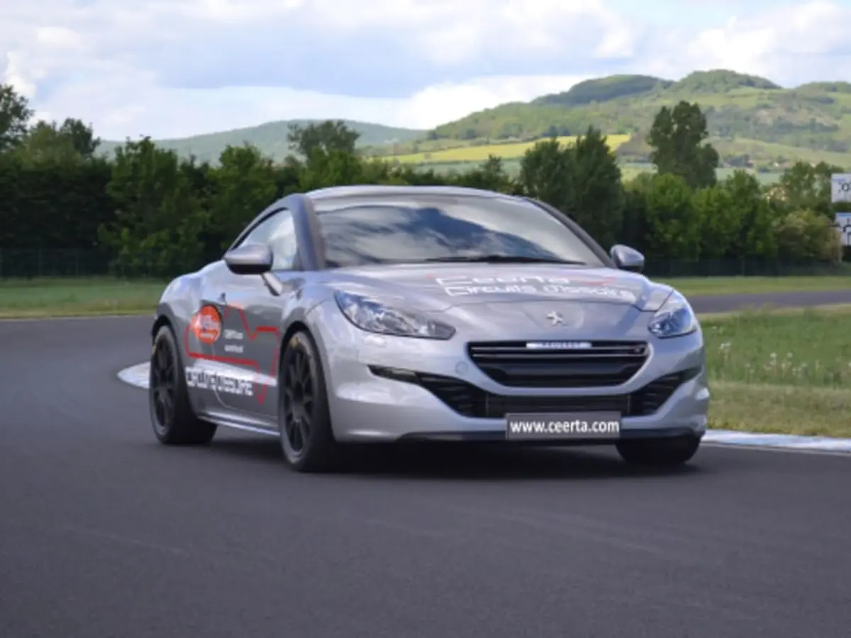Stage de pilotage RCZ-R sur le Circuit d'Issoire (63)