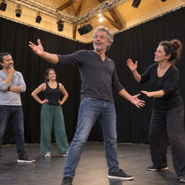 Stage de théâtre : bonimenteur et Monsieur Loyal