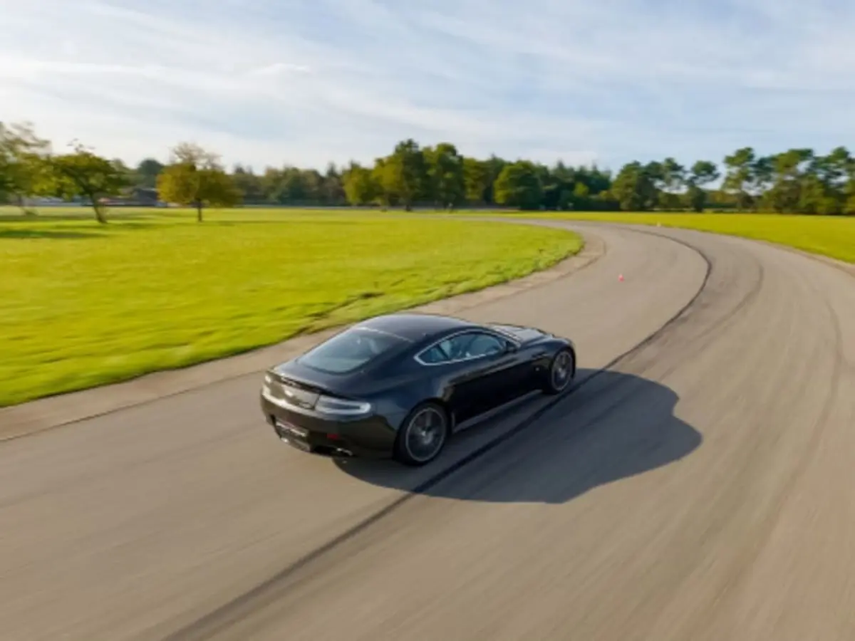 Stage pilotage Aston Martin V8 Vantage 2 Circuit essai Montlhéry