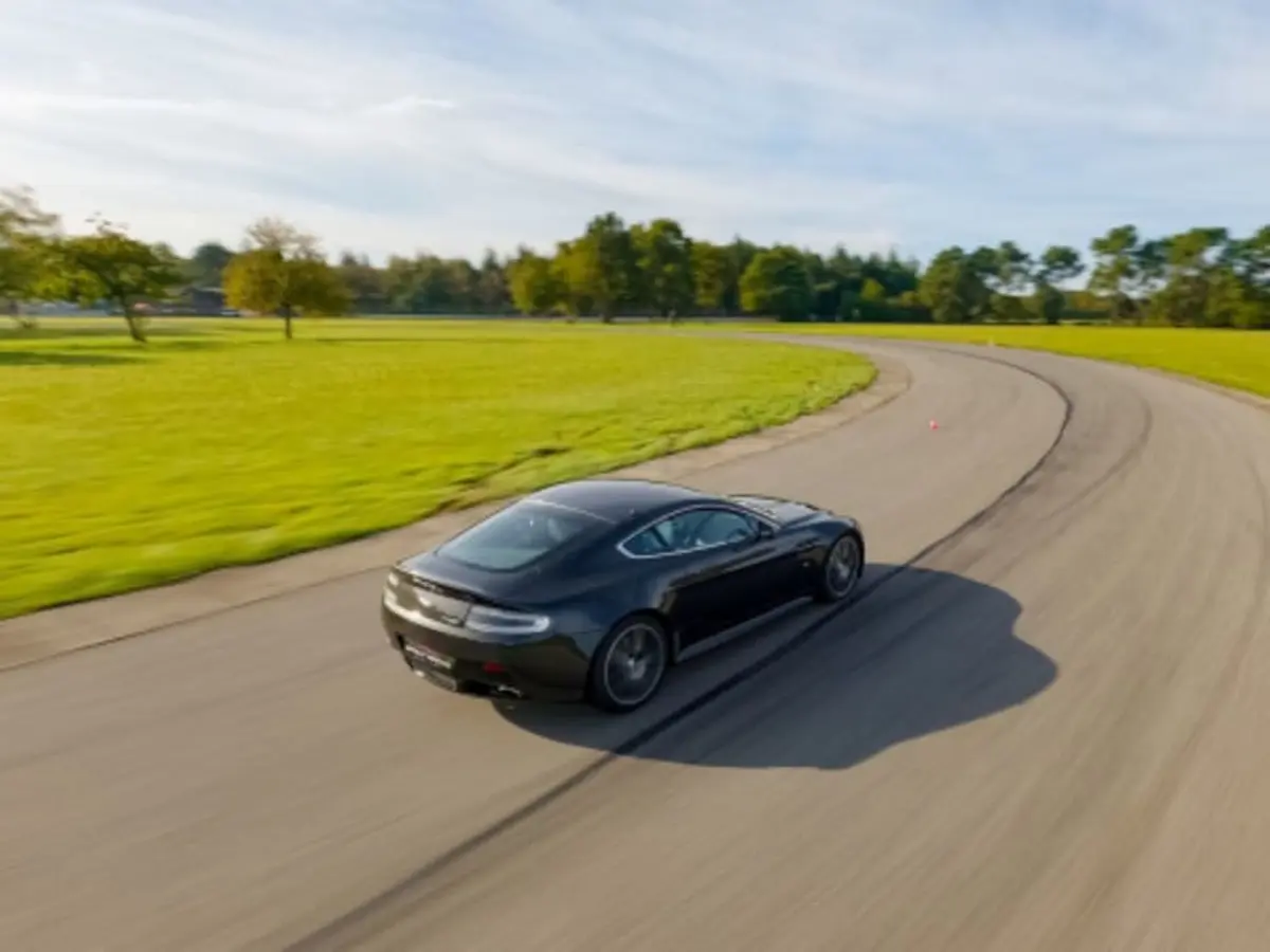 Stage pilotage Aston Martin V8 Vantage2 Circuit de Folembray