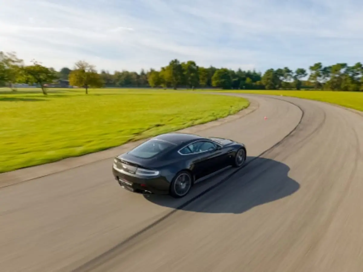 Stage pilotage Aston Martin V8 Vantage2 Haute Saintonge (17)