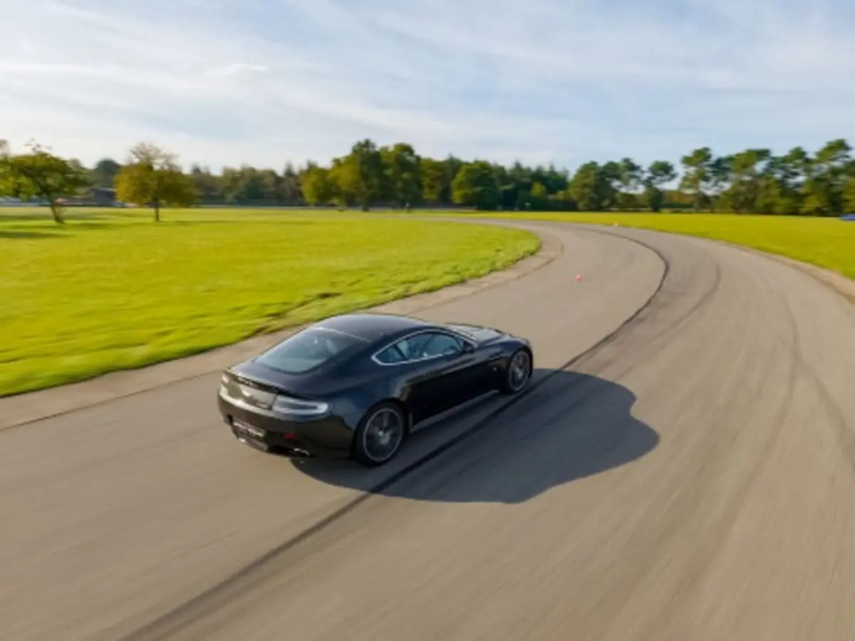Stage pilotage Aston Martin V8Vantage2 circuit Croix en Ternois