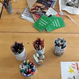 Stages vacances d’été – art plastique, dessin, peinture, créativité – enfants (6–12 ans)