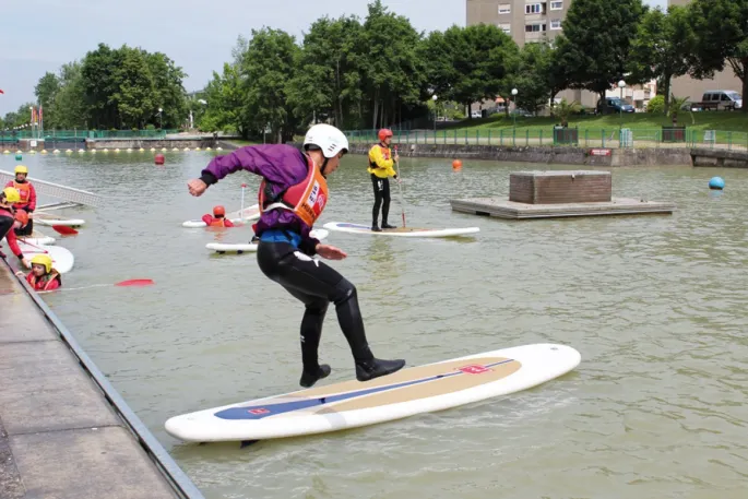 On peut s\'élancer à toute vitesse et sauter sur sa planche pour glisser comme un surfeur