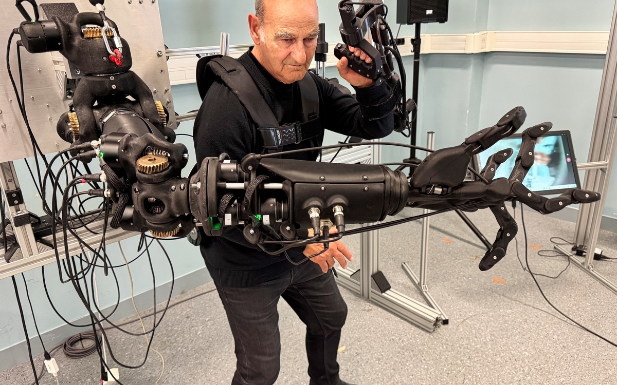 Stelarc – Hypertrophic Ambidextrous Hand and Arm