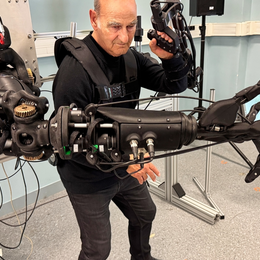 Stelarc – Hypertrophic Ambidextrous Hand and Arm