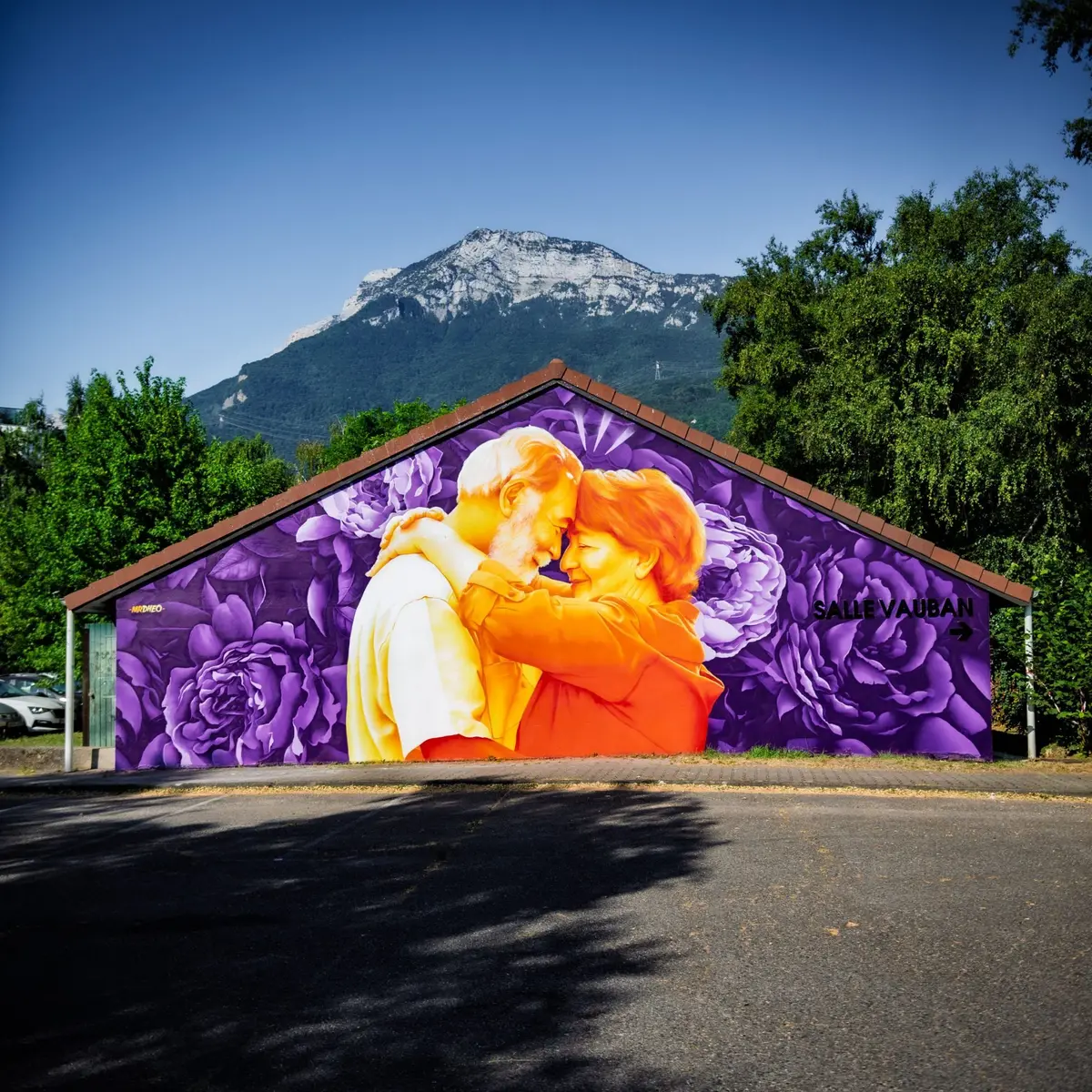 En 2025, Mr.Dheo, originaire de Porto &agrave; habill&eacute; les murs de la salle Vauban de Seyssinet-Pariset de sa fresque Unconditionnal. 