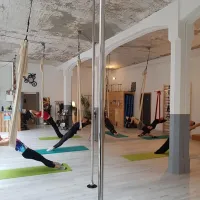 Cours de yoga aérien, tout en souplesse DR