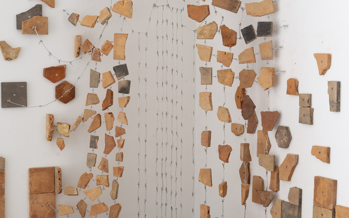 uspended Ground, carreaux de terre cuite de récupération et raccords métalliques, 2026 © Katherinne Fiedler