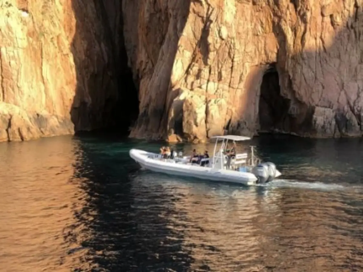 Sunset Calanques de Piana baignade et apéritif en semi-rigide