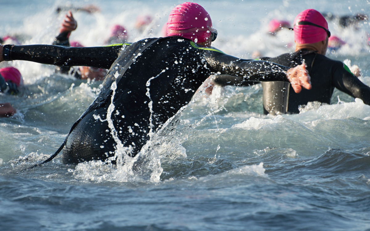 Nage lors d'un triathlon.