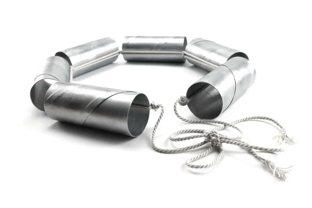 Collier Alltagslöcher 1 (aluminium, coton, vernis zapon ; assemblé, riveté, enfoncé, peint) - Sawa Aso, 2019