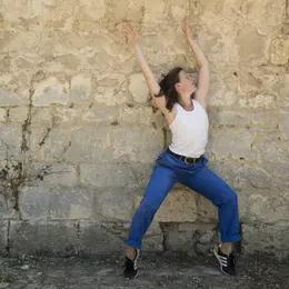 Surgir d’entre les murs