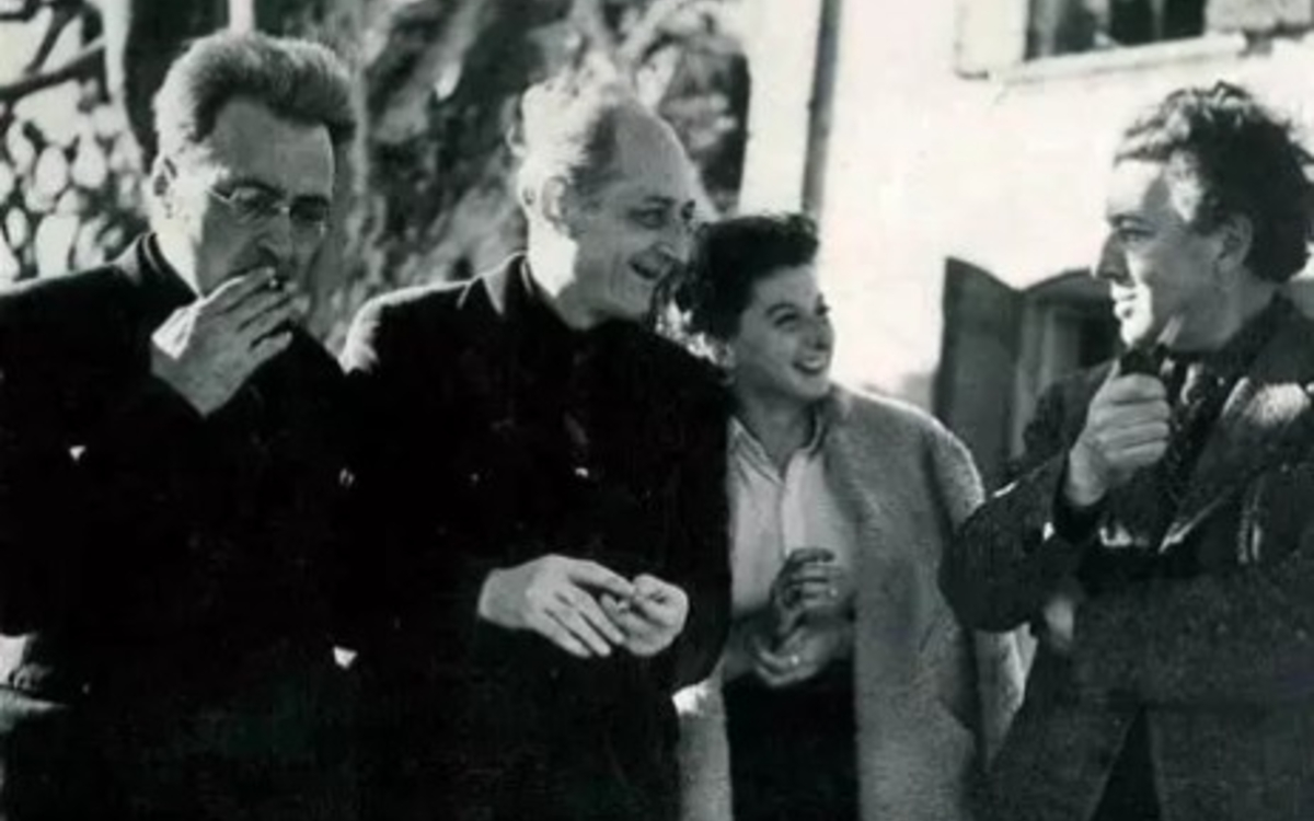 De gauche à droite Victor Serge, Benjamin Peret, Rémédios Varo et André Bretoneton