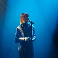 Suzane en concert &copy; EddyLlrg, CC BY-SA 4.0 (Wikipedia)