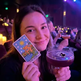 Tarot Sessions : un spectacle mystique entre cartes et cocktails