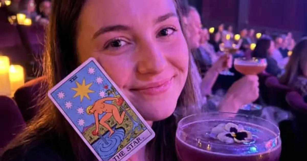 Tarot Sessions : un spectacle mystique entre cartes et cocktails