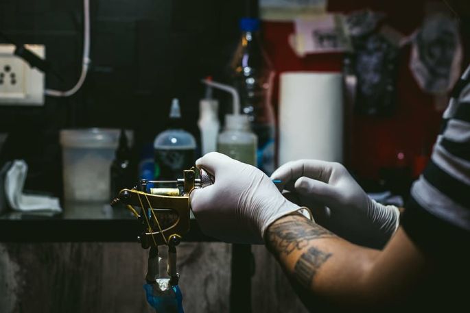 Les artistes tatoueurs présents à la convention de Mulhouse réalisent des œuvres sur leurs clients 