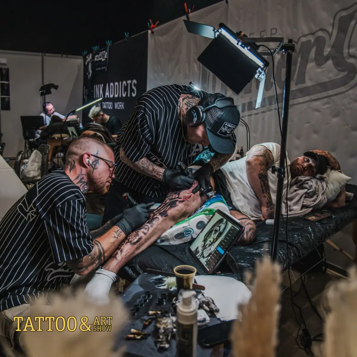 Des artistes tatoueurs en pleine séance