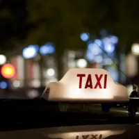 La nuit, les taxis sont parfois les seuls transports à continuer de circuler &copy; Brian Jackson - fotolia.com