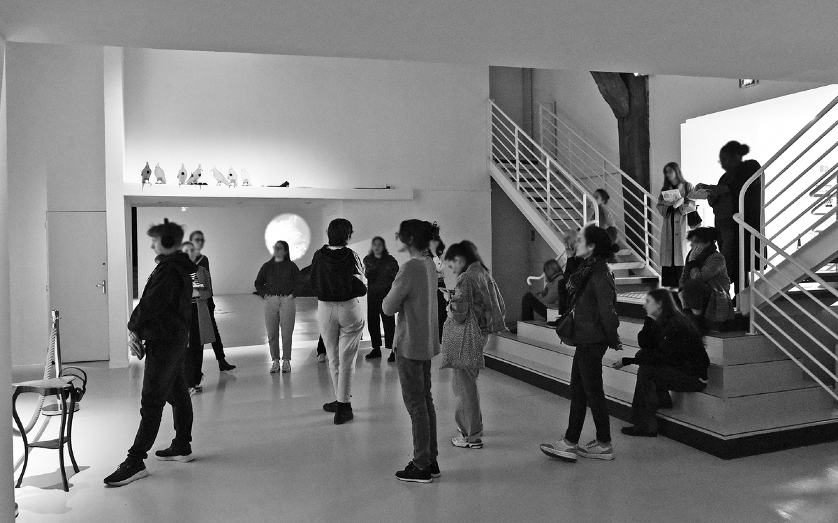 Public dans l'espace d'exposition à l'occasion d'un TaxiTram.