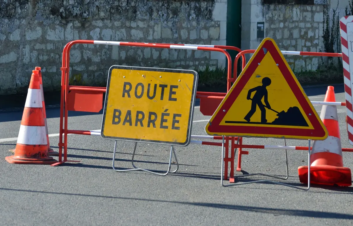 Temps convivial sur le Parvis Saint-Denis à Amboise : circulation et stationnement interdits